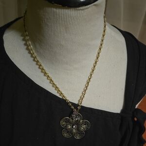Elegant Gold Flower Pendant Necklace